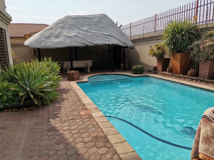 4 Bedroom Property for Sale in Zinniaville North West